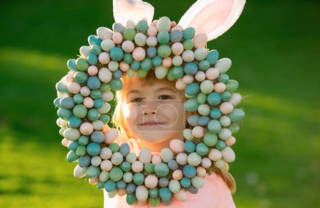 Foto de Feliz niño conejito de Pascua. Concepto de vacaciones de primavera. Niños divertidos cara de primer plano - Imagen libre de derechos