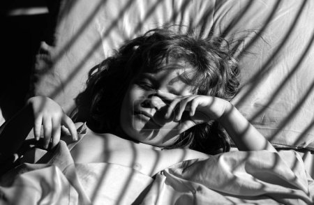 Foto de Niños durmiendo vista superior, sueño infantil saludable - Imagen libre de derechos