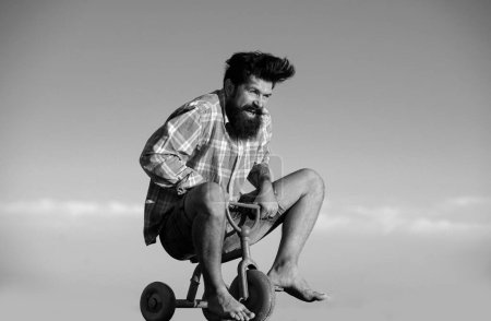 Foto de Retrato de un ciclista barbudo, hipster loco divirtiéndose con la bicicleta al aire libre - Imagen libre de derechos