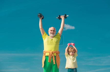 Téléchargez les photos : Éducation sportive. Père et fils construisent biceps et triceps. Concept de sport et d'entraînement. Une éducation saine - en image libre de droit