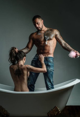 Téléchargez les photos : Un bain supersensuel avec son fils. Couple sexy en amour jouer à des jeux de sexe dans la baignoire. Homme hispanique et femme nue sensuelle jouissant de jeux d'amour dans la salle de bain. Jeux érotiques pour adultes. - en image libre de droit