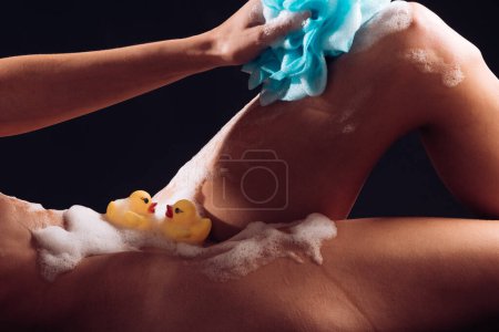 Téléchargez les photos : Sexy corps nu dans le bain en bikini. Femme sexy avec dans la baignoire. Baignoire sexy. Baignoire pour corps nu sexy - en image libre de droit