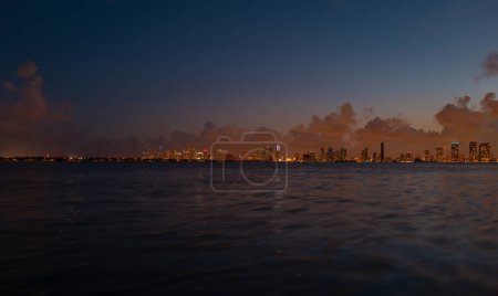 Foto de Vista del horizonte de Miami desde la bahía de Biscayne - Imagen libre de derechos