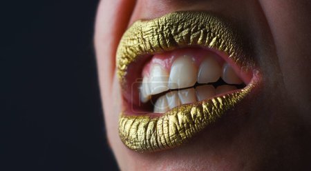 Photo for Lip icon with golden glitter effect. Sensual mouth. Symbol of kiss from golden lipstick. Glamour luxury gold mouth. Gold paint on lips. Golden lips, sensual woman mouth. Metallic body. Gold concept - Royalty Free Image