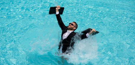 Téléchargez les photos : Homme d'affaires drôle se détendre en costume sur la piscine. Vacances d'été, affaires sur la plage de la mer. Repos d'été, concept de gens d'affaires. Homme d'affaires riche se détendre dans la piscine. Travail à distance - en image libre de droit
