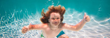 Foto de Niño nadar y bucear bajo el agua en la piscina - Imagen libre de derechos