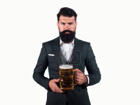 Foto de Hombre retro en traje clásico bebiendo cerveza. Tipo barbudo en traje de negocios se ve feliz y satisfecho. Retrato del hombre con copa alta de cerveza levantada isoalted en blanco - Imagen libre de derechos