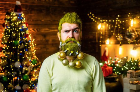 Téléchargez les photos : Portrait d'hiver du Père Noël. Émotion hivernale. Holly joyeux swag Noël et le nez. Préparation de Noël - Père Noël célébrant le Nouvel An - en image libre de droit