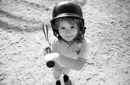 Foto de Niño jugador de béisbol enfocado listo para batear. Niño sosteniendo un bate de béisbol - Imagen libre de derechos