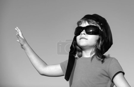 Foto de Primer plano retrato de un niño lindo con casco piloto y gafas. Los niños sueñan. Concepto de infancia - Imagen libre de derechos