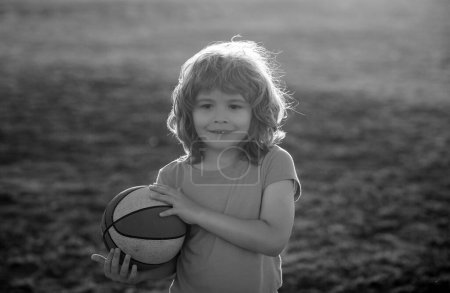 Foto de Niño jugando baloncesto. Actividad y deporte para niños - Imagen libre de derechos