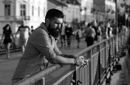 Téléchargez les photos : Jeune homme hipster barbu beau dans la ville. - en image libre de droit