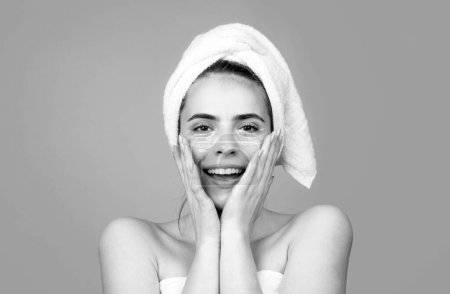 Téléchargez les photos : Joyeux belle fille avec une serviette sur la tête, traitement du visage, cosmétologie, beauté et spa - en image libre de droit