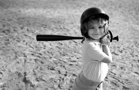 Téléchargez les photos : Garçon en casque de baseball et batte de baseball prêt à batte - en image libre de droit