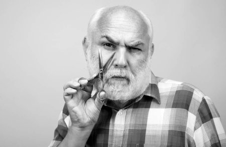 Foto de Retrato de hombre con estilo barbudo hombre con bigote gris barba mantenga tijeras peluquero cerca de la cara - Imagen libre de derechos