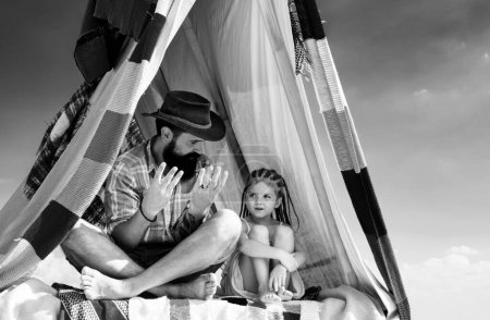 Foto de Papá y la hija del niño. Paternidad y paternidad. Actividad familiar al aire libre. Camping vacaciones - Imagen libre de derechos