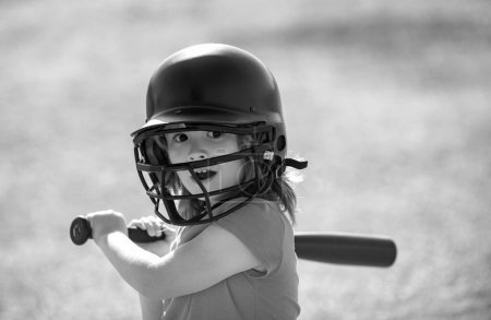 Foto de Jugadores de béisbol niño balanceando el bate en una bola rápida desde el lanzador - Imagen libre de derechos