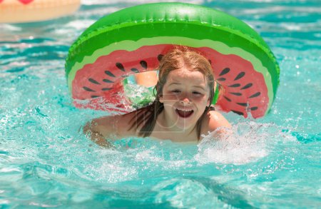 Téléchargez les photos : Enfant nager dans la piscine. Activité de sport nautique en vacances d'été avec les enfants. Enfants drôles visage d'été - en image libre de droit