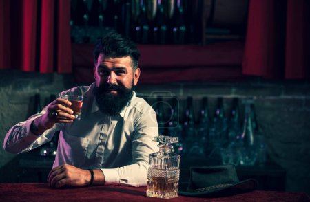 Foto de Vida nocturna de lujo, hombre rico beber bebidas caras. Whisky con coñac o whisky, whisky - Imagen libre de derechos