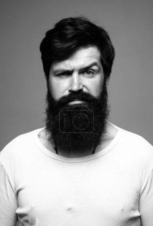 Téléchargez les photos : Portrait de l'homme sérieux confiant a la barbe et la moustache, semble sérieusement, isolé. Des mannequins hippies en studio. Un homme d'affaires qui réfléchit. Beau mâle avec moustache de barbe et coiffure tendance - en image libre de droit