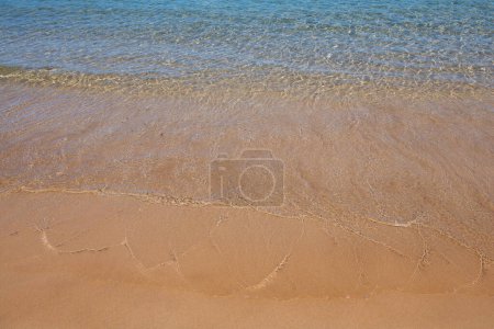 Téléchargez les photos : Plage tropicale avec sable de mer en vacances d'été - en image libre de droit
