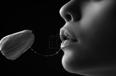 Téléchargez les photos : Femme sexy bouche et fleurs. sexe oral, orgasme, pipe, lécher la fleur. lèvres fille avec des tulipes - en image libre de droit
