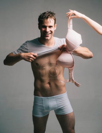 Foto de Cuerpo muscular del hombre. Torso desnudo sexy, seis abdominales. Tipo despojado, sujetador de mujer - Imagen libre de derechos