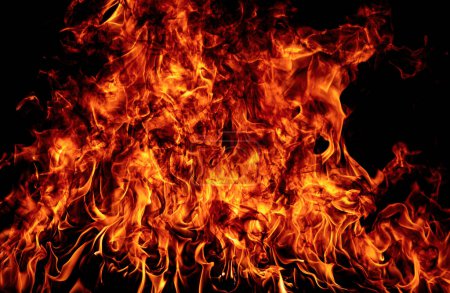 Foto de Textura de fuego sobre fondo negro. Fondo de llama de fuego abstracto, gran fuego ardiente - Imagen libre de derechos