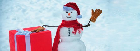 Téléchargez les photos : Bonhomme de neige avec un grand don. Joyeux Noël et bonne année carte de voeux. Carte de voeux d'art festif avec bonhommes de neige. Cadeau présente concept. Cadeaux de bonhomme de neige - en image libre de droit