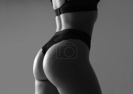 Foto de Mujer Nalgas figura delgada, bikini tanga ropa interior. Mujer sexy silueta cuerpo en bragas - Imagen libre de derechos