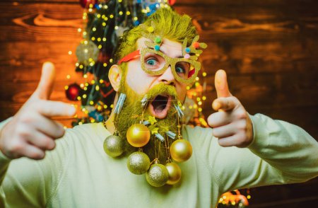 Téléchargez les photos : Drôle de Père Noël. Préparation de Noël - homme célébrant le Nouvel An. Nouvel an vêtements de mode. Thème Vacances de Noël et nouvel an hiver. Bonne période hivernale - en image libre de droit