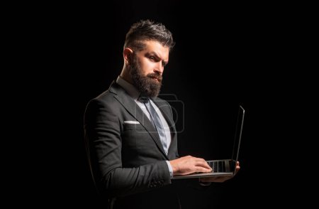Foto de Concepto de negocio. Hombre de negocios en traje negro retrato sobre fondo negro. Oferta de trabajo. Confianza empresarial - Imagen libre de derechos