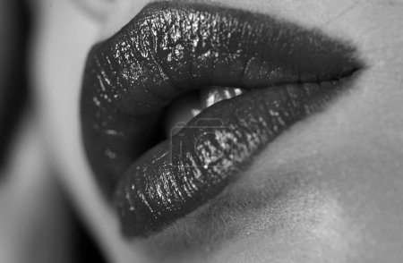 Téléchargez les photos : Femme sexy rouge à lèvres concept de maquillage. Femme séduisante - en image libre de droit