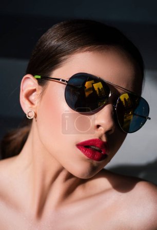 Foto de Mujer de cerca con gafas de sol. Estilo de moda. Mujer sensual con gafas. Hermosa modelo femenina - Imagen libre de derechos