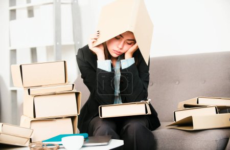 Foto de Mujer de negocios molesta con carpeta en la cabeza, secretaria infeliz trabajando horas extras en la oficina. Solución de problemas - Imagen libre de derechos