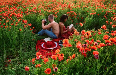 Téléchargez les photos : Couple passionné sur le champ de printemps. Amoureux des fleurs. Inspiration de la nature. Concept sensuel. Histoire d'amour - en image libre de droit