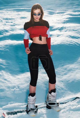 Téléchargez les photos : Femme sexy avec snowboard en hiver. Sport d'hiver extrême. Femme snowboarder. Ski snowboard - en image libre de droit