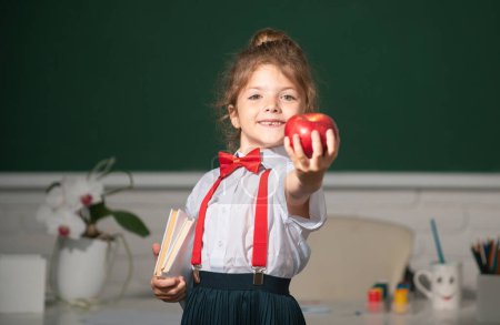Foto de Retrato de linda, encantadora, chica en uniforme escolar en el aula. Proceso educativo - Imagen libre de derechos