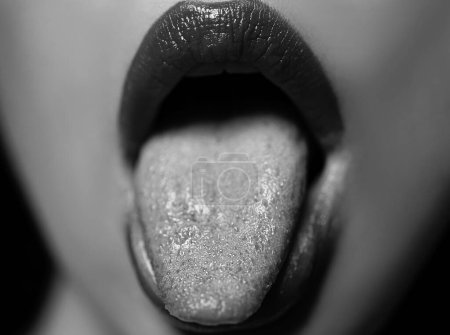 Téléchargez les photos : Bouche ouverte sensuelle avec langue. Des lèvres rouges sensuelles. Baiser les lèvres sexy, embrasser la bouche. Bisous de passion - en image libre de droit