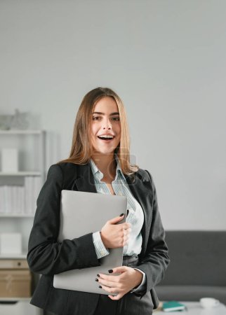 Téléchargez les photos : Portrait de femme d'affaires heureuse étude en ligne sur ordinateur portable - en image libre de droit