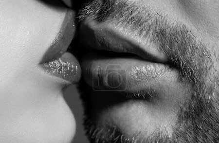 Foto de Un beso sensual. Pareja joven besándose y haciendo el amor. Besos amantes - Imagen libre de derechos