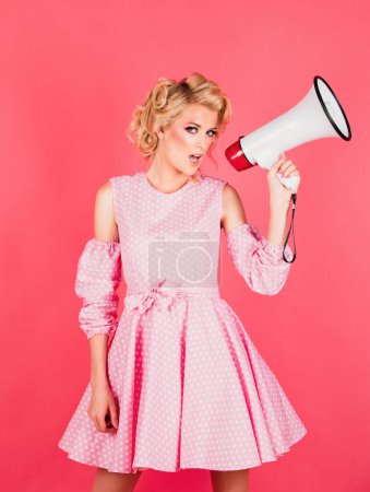 Foto de Mujer gritando en megáfono aislado en retrato de estudio de fondo rosa. Mujer de belleza con megáfono aislado en rosa - Imagen libre de derechos