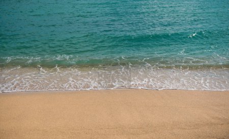 Foto de Fondo de playa. Calma hermosa ola del océano en la playa de arena. Vista al mar desde la playa tropical del mar - Imagen libre de derechos