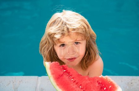 Téléchargez les photos : Enfant drôle avec pastèque. Un gamin qui s'amuse dans la piscine. Vacances d'été et saine alimentation - en image libre de droit