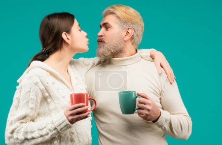 Téléchargez les photos : Joyeux couple de baisers confortables le matin. Famille profiter de soirée habituelle ensemble et avoir des moments romantiques - en image libre de droit
