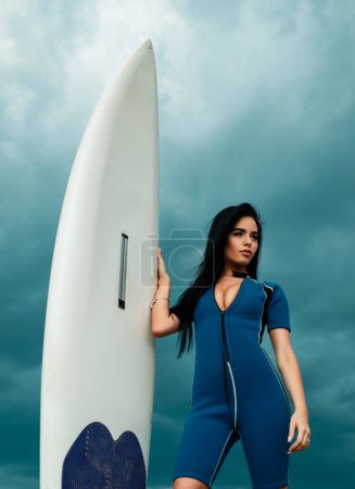 Foto de Chica surfista sexy con tabla de surf blanca. Salvavidas en la playa - Imagen libre de derechos