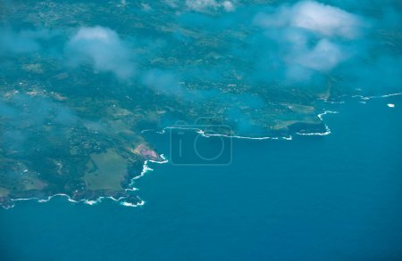 Foto de Vista aérea sobre el océano en la costa oeste de Maui, Hawai - Imagen libre de derechos