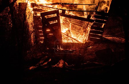 Foto de Bomberos y una casa en llamas. Quemar con llamas - Imagen libre de derechos