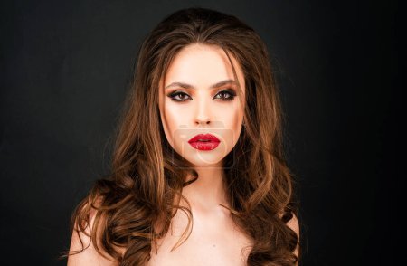 Téléchargez les photos : Femme sexy avec rouge à lèvres rouge. Glamour maquillage de mode - en image libre de droit