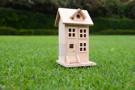 Téléchargez les photos : Bâtiment, appartement, construction et architecture. Maison de jouet en bois sur herbe - en image libre de droit